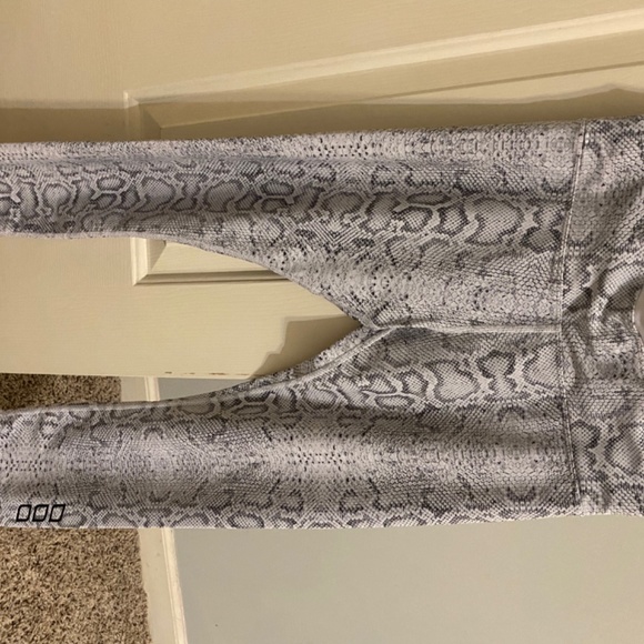 Lorna Jane size Small Snakeskin leggings - Picture 6 of 6